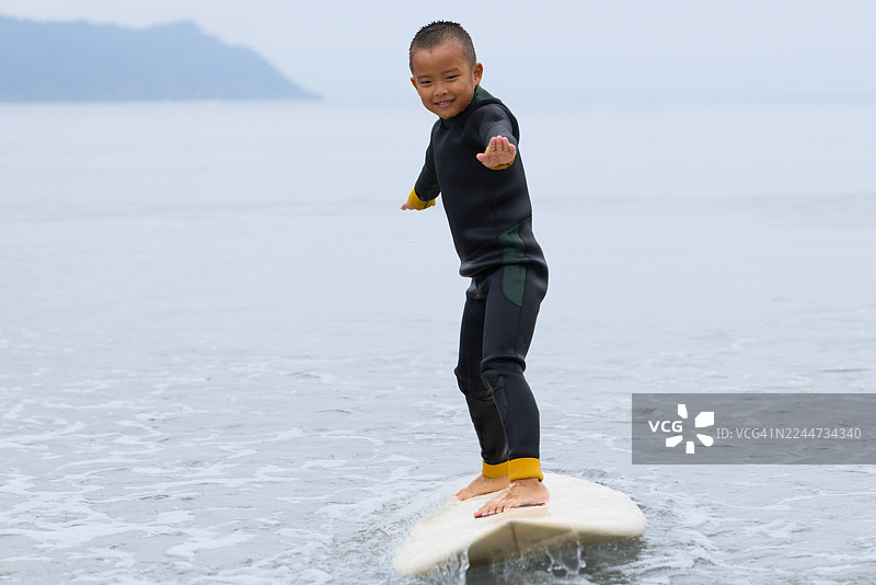 男孩练习冲浪图片素材