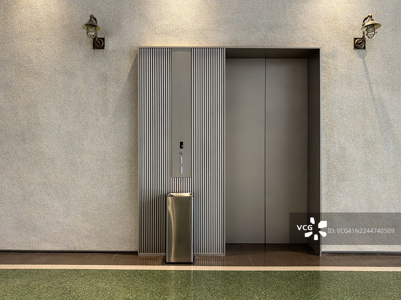 现代化购物中心的电梯走廊图片素材