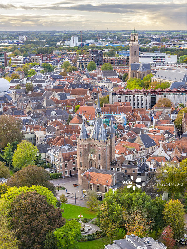 秋日美景下的兹沃勒城市航拍图图片素材