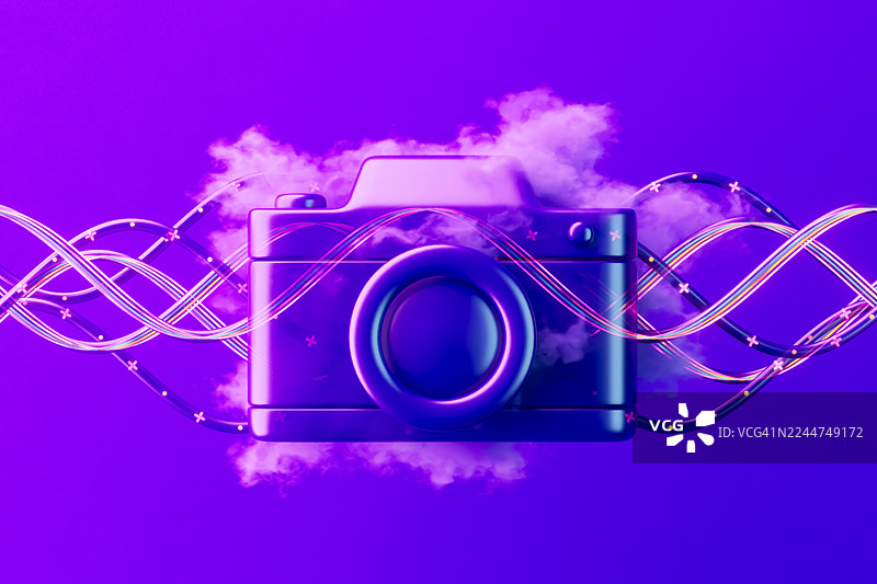 复古相机在霓虹灯紫背景上与云彩图片素材