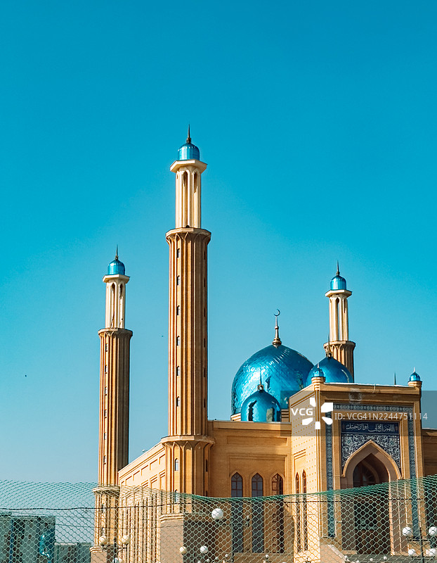 蓝色的圆顶和宣礼塔，背景是晴朗的天空图片素材