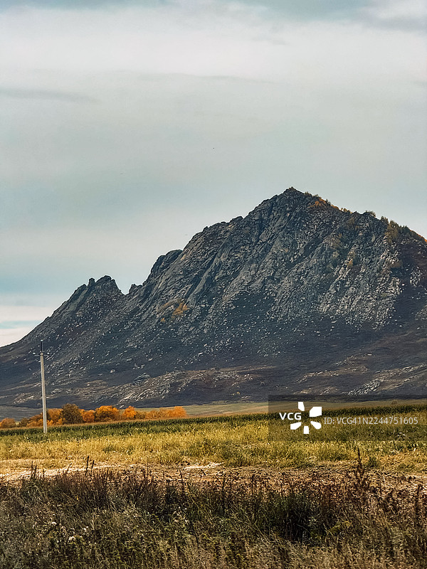秋日田野之上矗立的岩石山丘图片素材