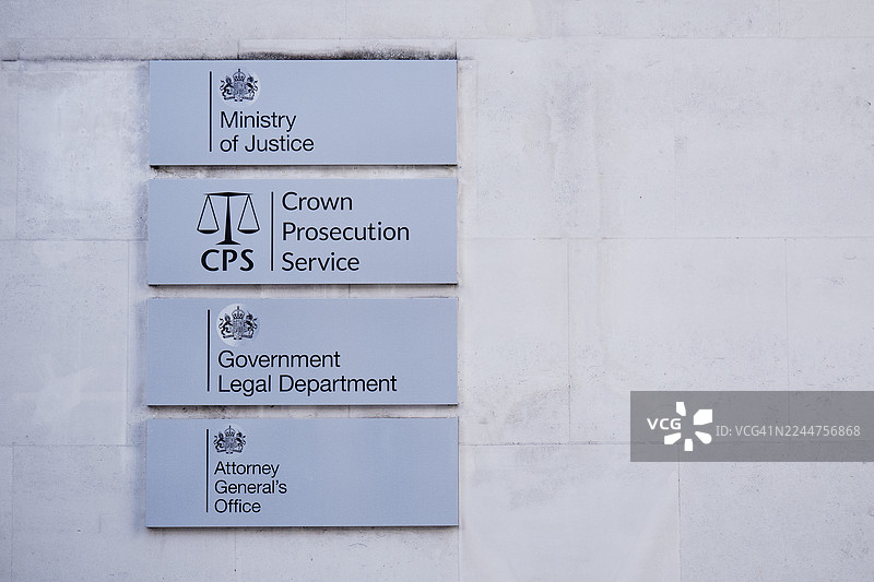 位于伦敦102 Petty France 的指示牌，上面标有司法部、皇家检察署、政府法律部和总检察长办公室。图片素材