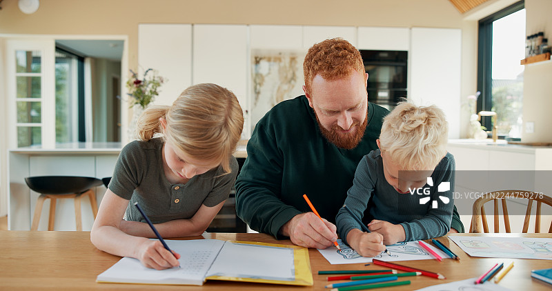 爸爸辅导孩子做家庭作业，一起学习。一家人在家进行教育、技能发展和绘画等创意课程。图片素材