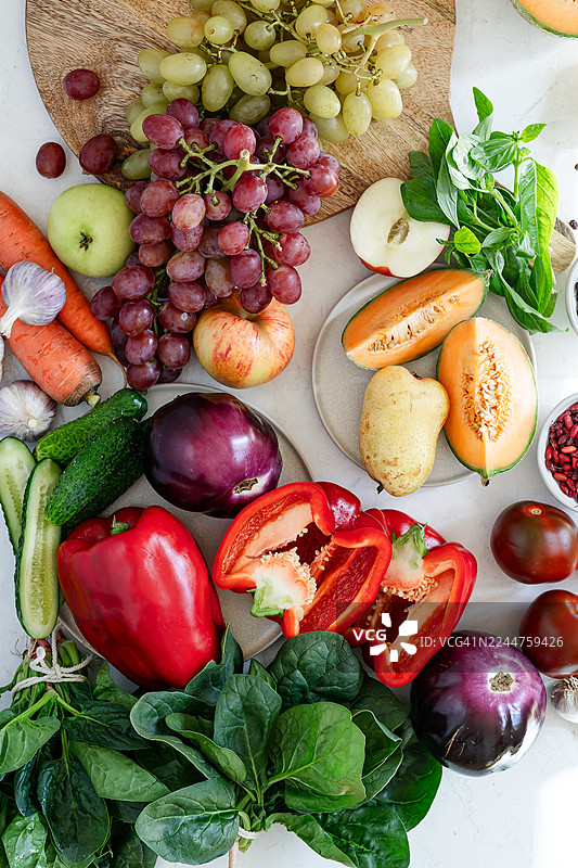 秋季有机食品。新鲜的自家种植的蔬菜、水果和浆果图片素材