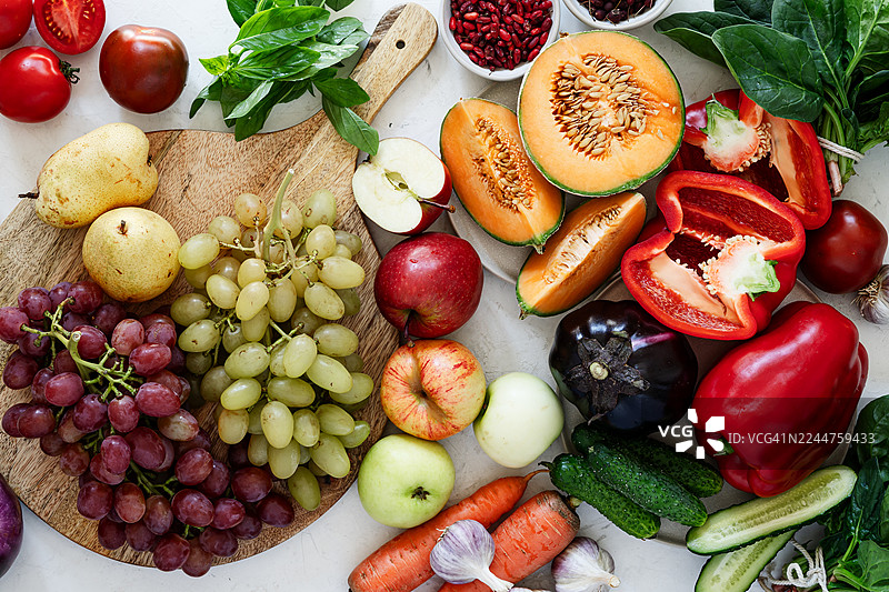 秋季有机食品。新鲜的家常蔬菜、水果和浆果图片素材