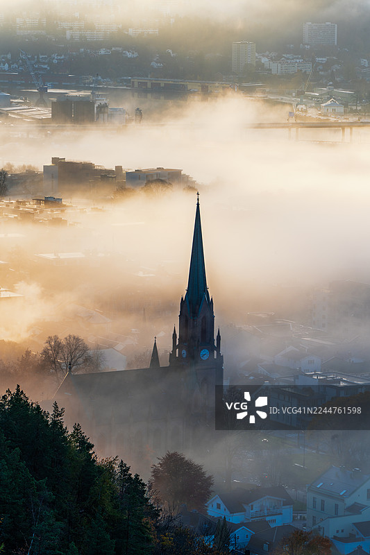 挪威德拉门市的晨雾图片素材