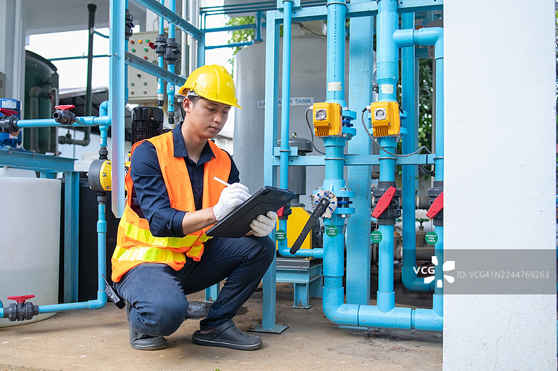 一名工人在工厂进行安全检查，确保符合工业标准。图片素材