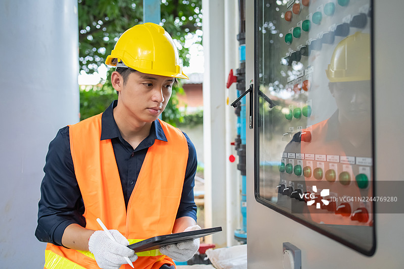 一名建筑工人正在一丝不苟地检查工地，确保在施工过程中符合质量和安全标准。图片素材