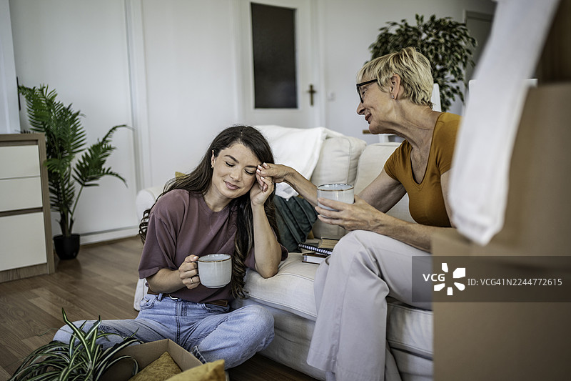 搬家当天，母女俩享受咖啡休息时光图片素材
