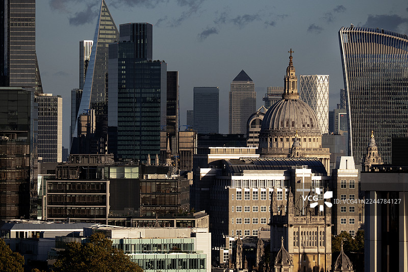 秋日氛围感：风暴云层掠过伦敦天际线图片素材