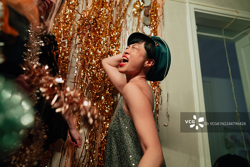 万圣节派对上，一位身着戏服的亚洲女性肖像图片素材