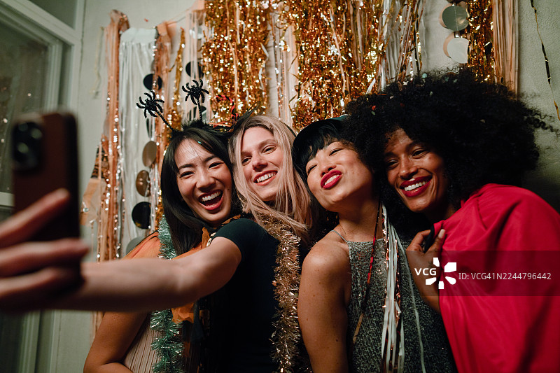 万圣节派对上，我和我的乔装打扮的女儿们自拍图片素材