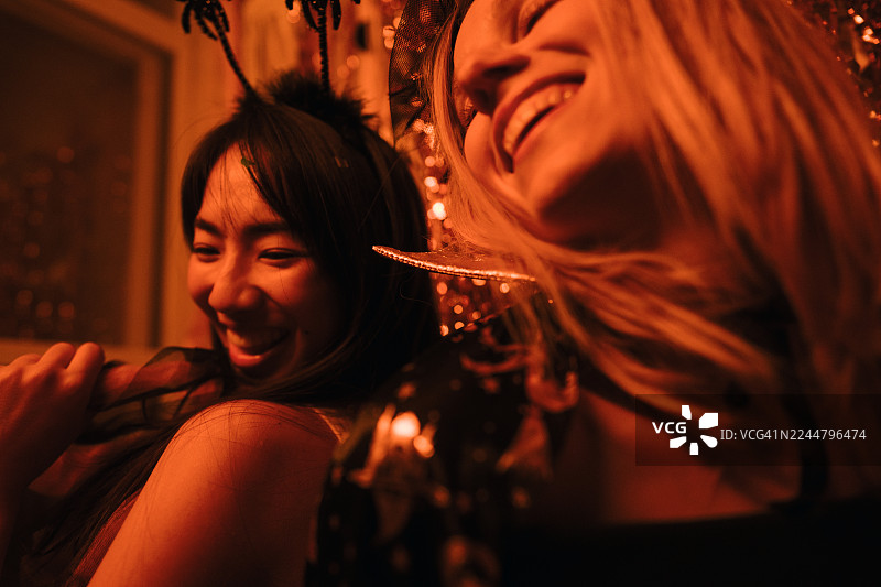 万圣节派对上我和我的女孩共舞图片素材