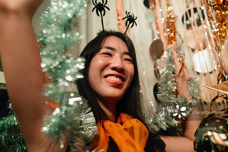 万圣节派对上，一位身着戏服的亚洲女性肖像图片素材