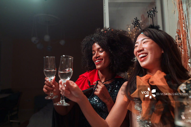 万圣节派对上我和我女孩的合影图片素材