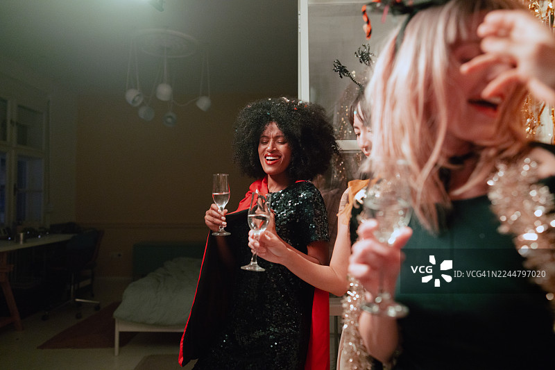 万圣节派对上，我和我的女孩们一起跳舞图片素材