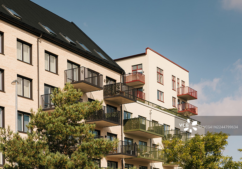 蓝天背景下的多层住宅楼细节。图片素材