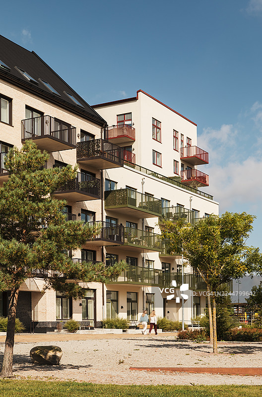 多层住宅楼的细节，背景是蓝天。图片素材