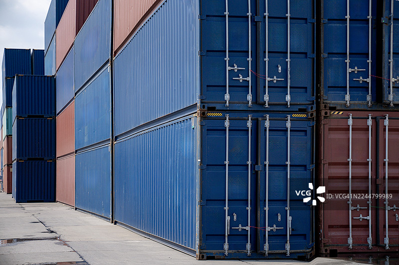 用于全球进出口业务的海港集装箱图片素材
