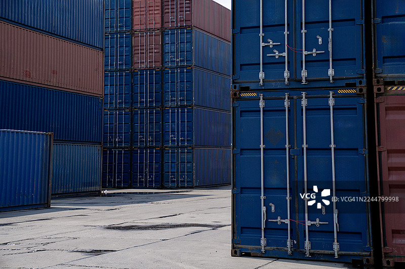 海港的货运集装箱，用于全球进出口业务图片素材