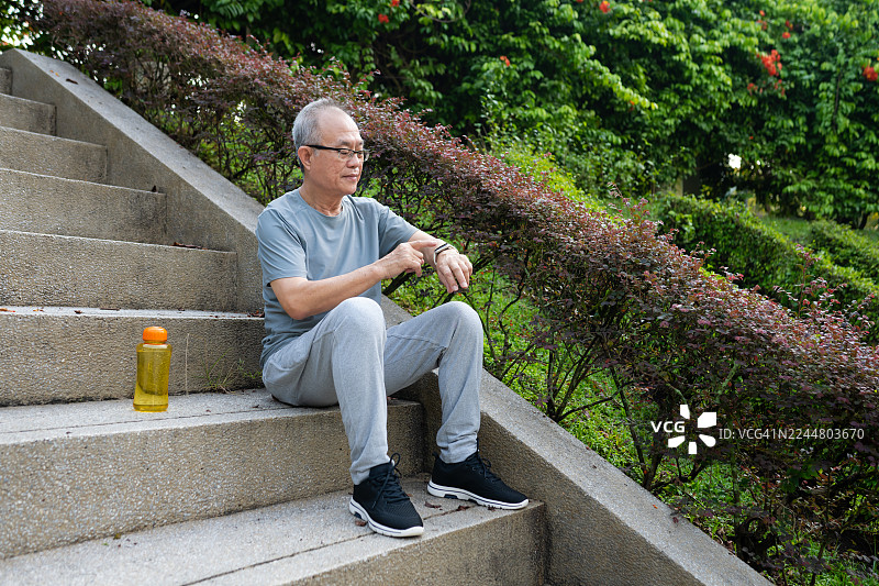 一位老人运动后用智能手表监测心率图片素材