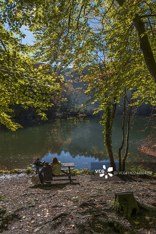 土耳其博卢耶迪戈勒国家公园的金色倒影图片素材