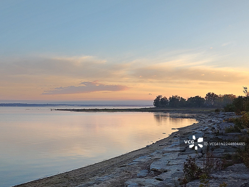 美丽的早晨景色，帕特森公园和湖泊的日出 / 麦克尼科尔港 / 安大略省 / 加拿大图片素材