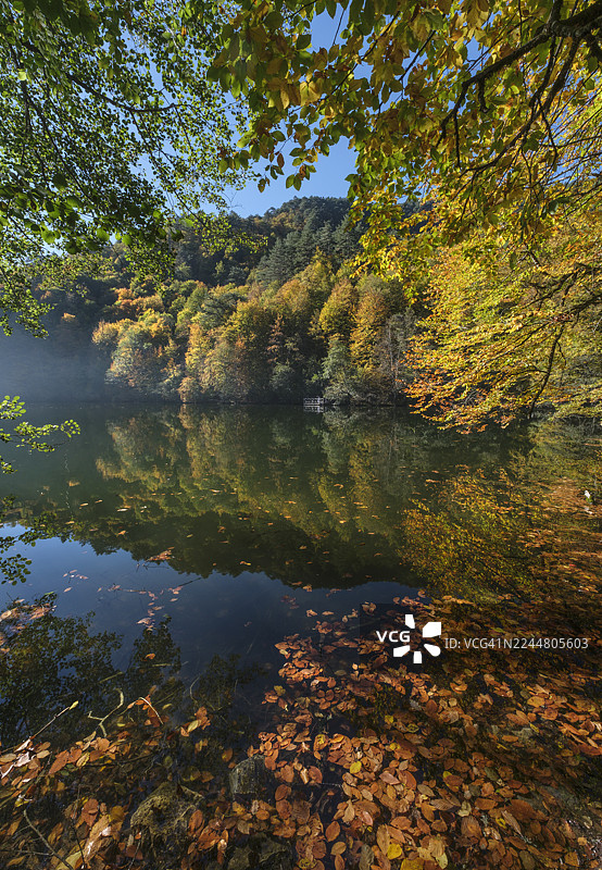 土耳其博卢市七湖国家公园的金色倒影图片素材