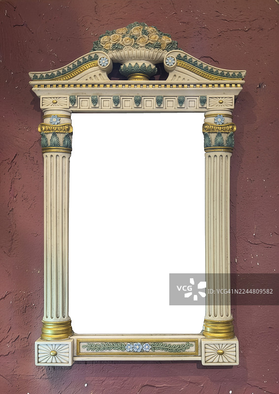 新古典主义风格的壁镜，带有凹槽柱、花卉花瓶和金色装饰图片素材