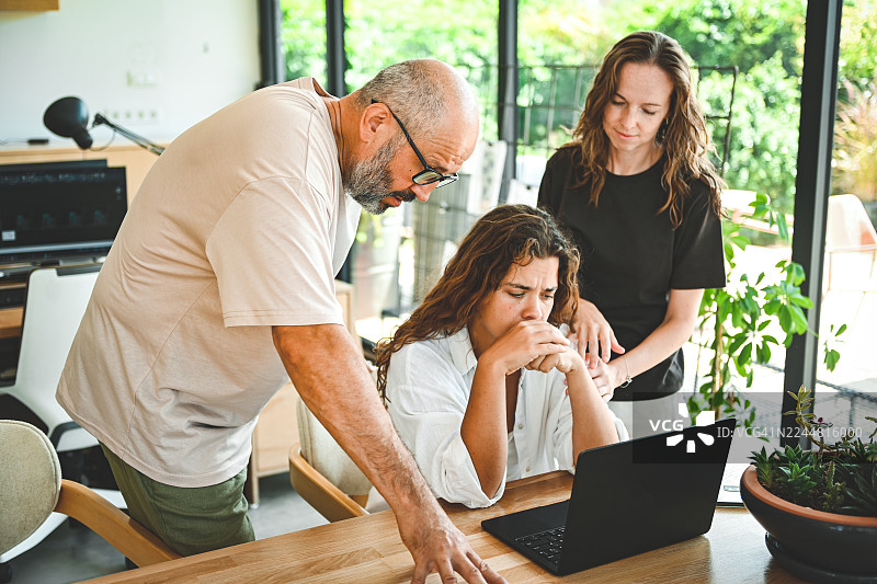 同事们在办公室里安慰他们的伙伴图片素材