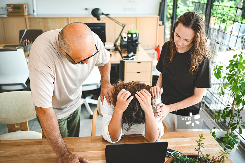 同事们在办公室安慰他们的同事图片素材