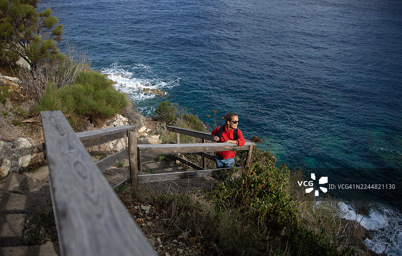 女子在海岸小径徒步图片素材