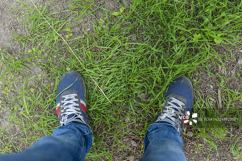 一个男人在户外的下半身镜头图片素材