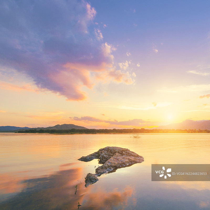 湖畔的日落图片素材