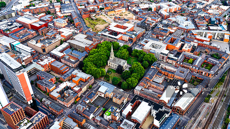 俯瞰伯明翰的圣保罗教堂和圣保罗广场，周围环绕着绿树和历史悠久的红砖建筑，珠宝区的历史地标与城市社区，旅行与文化概念图片素材