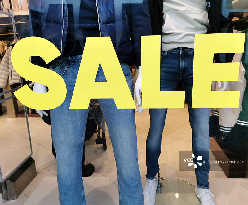服装店橱窗上的促销标志图片素材
