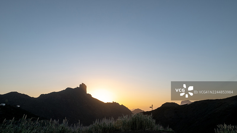 罗克本塔伊加在特赫达的彩色日落天空下剪影图片素材