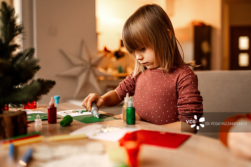 小女孩正在为圣诞老人装饰圣诞信件图片素材