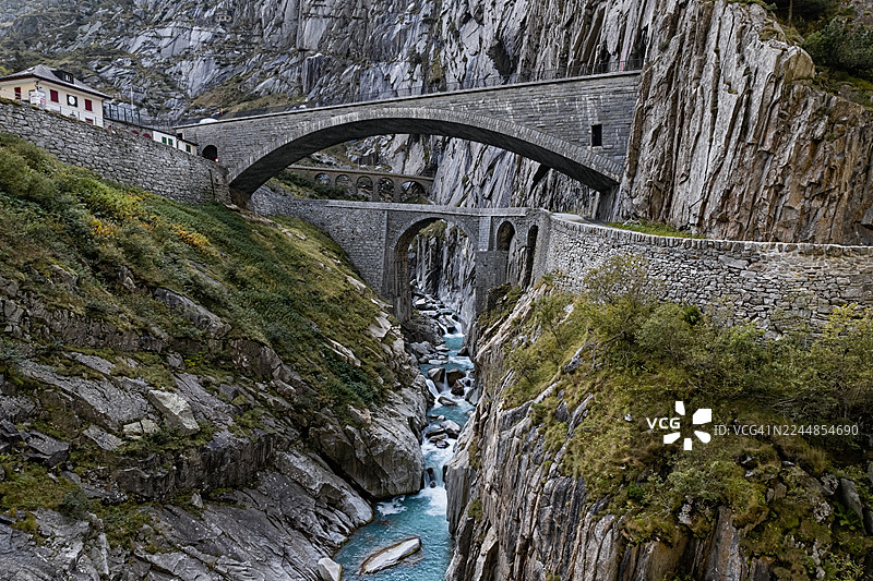 瑞士安德马特，施洛伦峡谷（Schollenen Gorge）上的恶魔桥（Teufelsbrucke）图片素材