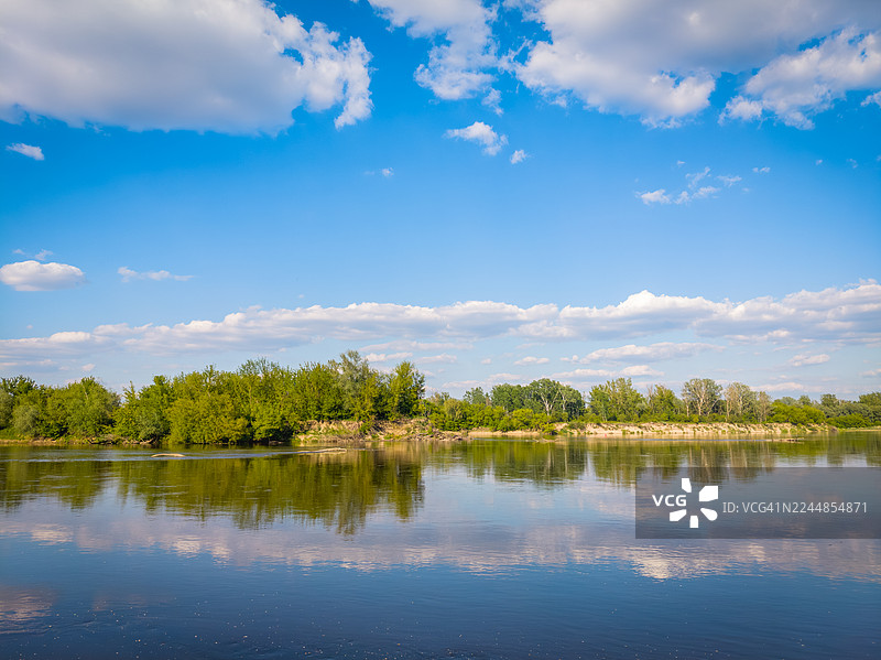 平静的河流景观图片素材
