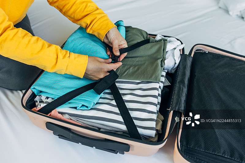 女人正在收拾行李，为下一次旅行做准备图片素材