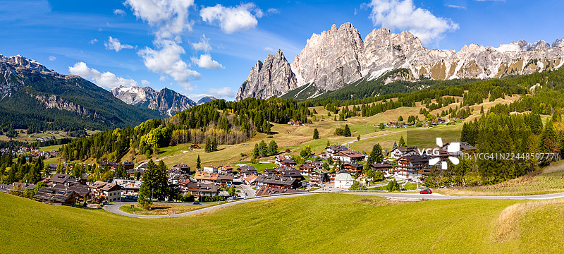 意大利南蒂罗尔多洛米蒂地区的科尔蒂纳丹佩佐镇和波马加农山图片素材