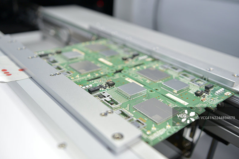 印刷电路板上的表面贴装元件从SMT贴装机中出来图片素材