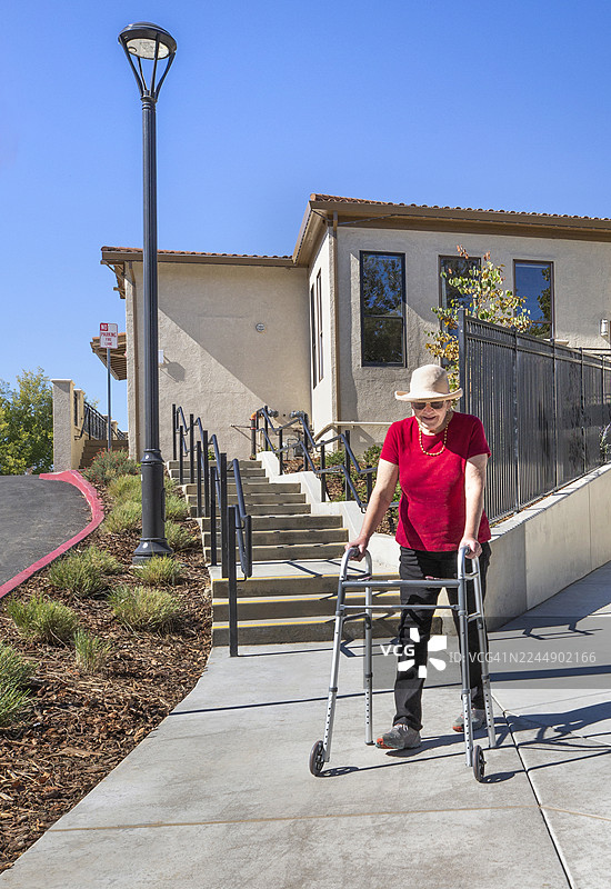 一位残疾成年女性独自使用助行器行走图片素材