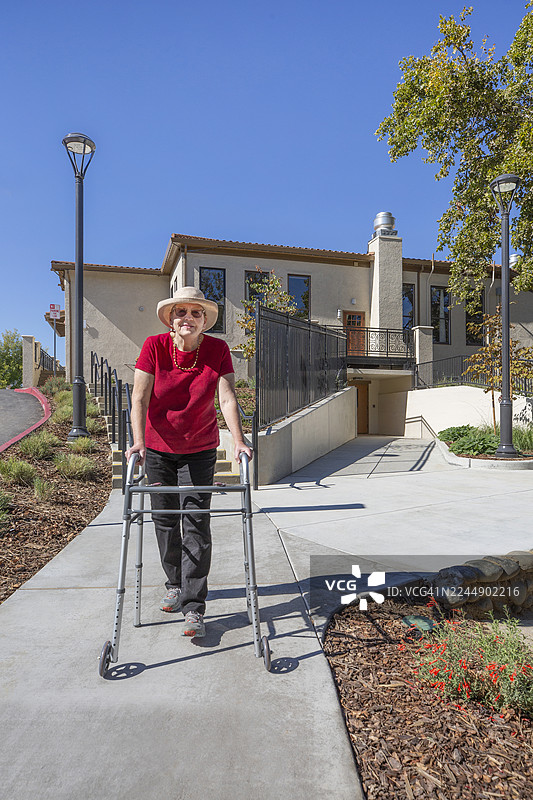 一位残疾成年女性独自使用助行器行走图片素材