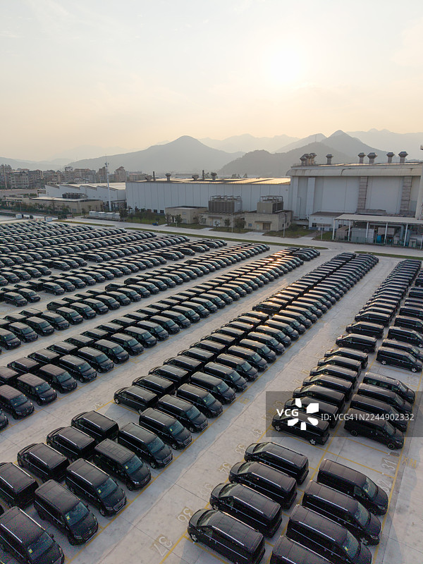 工业停车场里一排排汽车的鸟瞰图图片素材