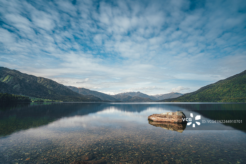 新西兰西海岸霍基蒂卡卡尼尔湖，孤石静谧图片素材