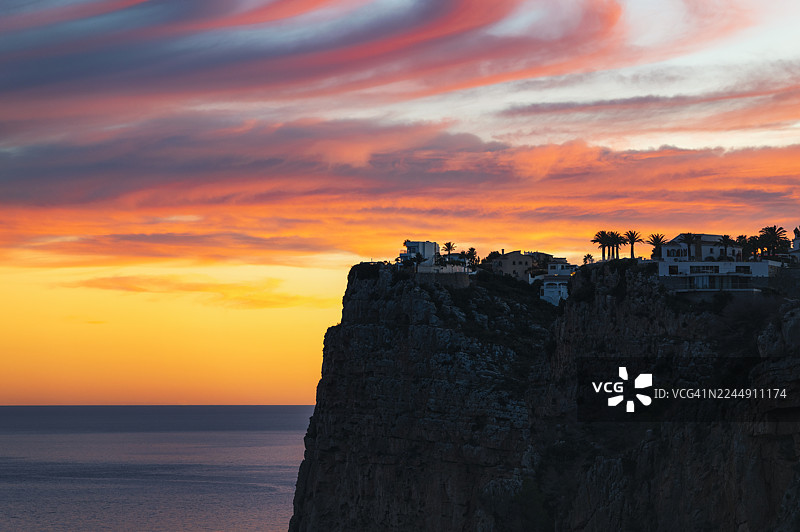西班牙海滨悬崖顶上的豪华度假别墅，夕阳美景图片素材