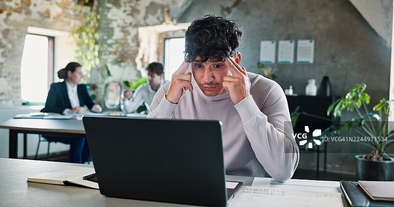 压力、笔记本电脑和办公室里的商人，为创意项目进行研究，并制定了焦虑解决方案、解决问题和杂志编辑的计划，为出版社的文章进行思考。图片素材